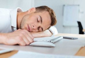 چرا خوابیدن سر کار مفید است؟!