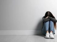 ۴ راه برای کمک به نوجوانی که به خودش صدمه می زند