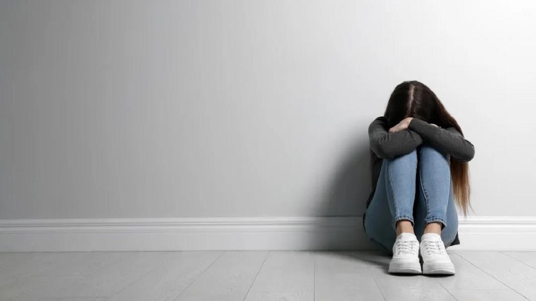 ۴ راه برای کمک به نوجوانی که به خودش صدمه می زند